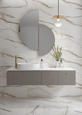 Złote akcenty w marmurowej łazience