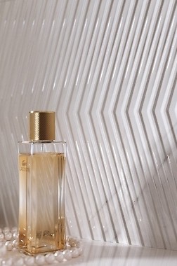 Złote akcenty w marmurowej łazience