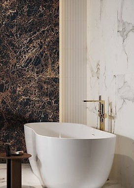 Złote akcenty w marmurowej łazience