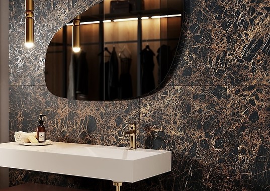 Złote akcenty w marmurowej łazience