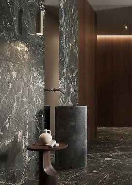 Złote akcenty w marmurowej łazience