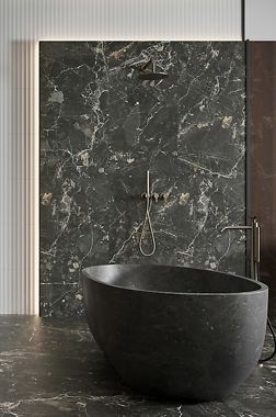 Złote akcenty w marmurowej łazience