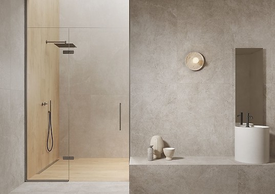 Złote akcenty w marmurowej łazience