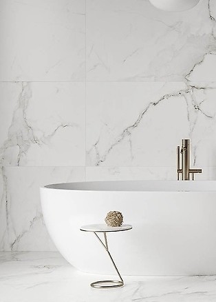 Złote akcenty w marmurowej łazience