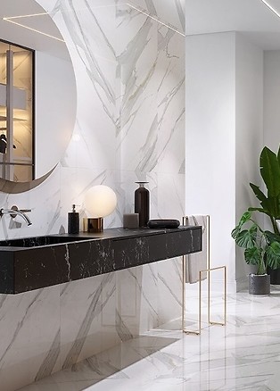 Złote akcenty w marmurowej łazience