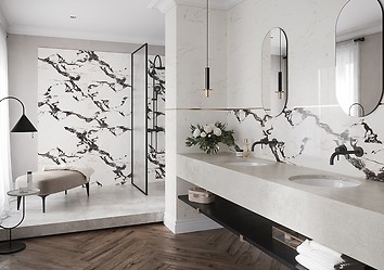 Złote akcenty w marmurowej łazience