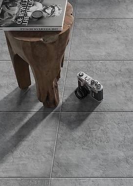 Połączenie drewna i betonu w salonie