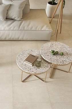 Połączenie drewna i betonu w salonie