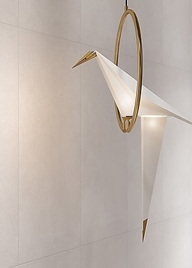 Połączenie drewna i betonu w salonie