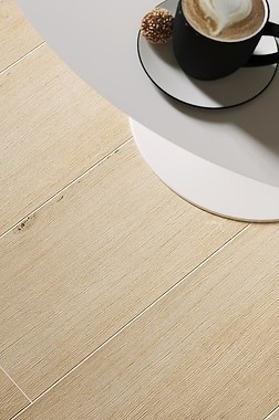 Połączenie drewna i betonu w salonie