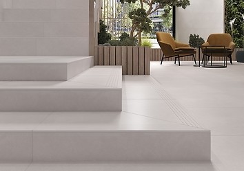 Połączenie drewna i betonu w salonie