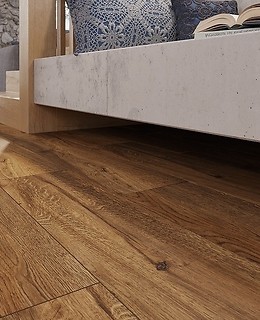 Połączenie drewna i betonu w salonie