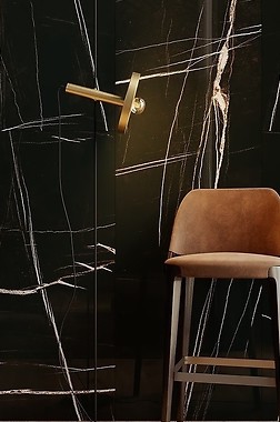 Nowoczesne wykończenie kominka płytkami