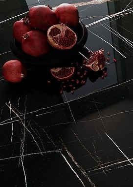 Nowoczesne wykończenie kominka płytkami