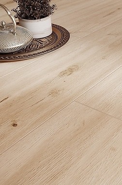 Nowoczesne wykończenie kominka płytkami