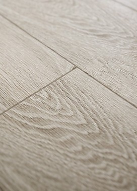 Nowoczesne wykończenie kominka płytkami