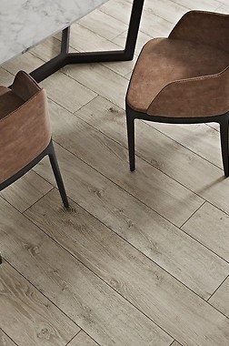 Nowoczesne wykończenie kominka płytkami