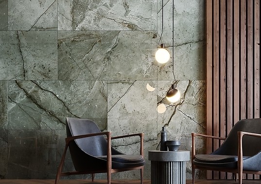 Z czym połączyć kamień na ścianie?