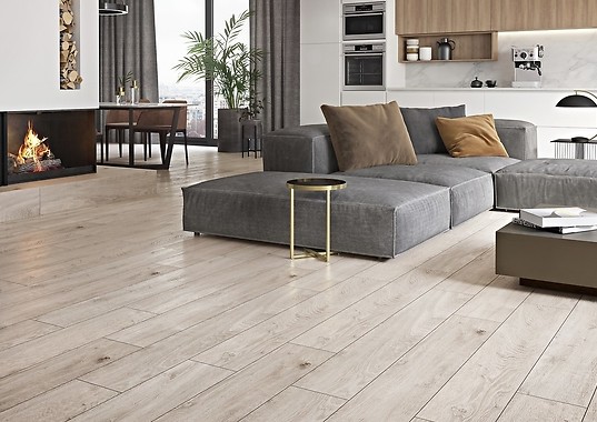 Drewniana podłoga - jakie płytki będą do niej pasować?