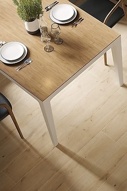 Drewniana podłoga - jakie płytki będą do niej pasować?