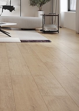 Drewniana podłoga - jakie płytki będą do niej pasować?