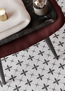 Idealna podłoga do szarych drzwi