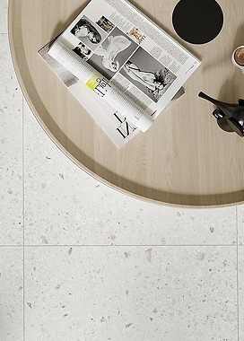 Idealna podłoga do szarych drzwi