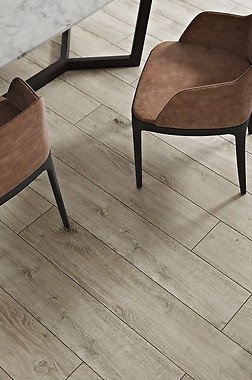 Kuchnia połączona z salonem - czy jednakowa podłoga to dobry pomysł?