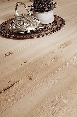 Kuchnia połączona z salonem - czy jednakowa podłoga to dobry pomysł?