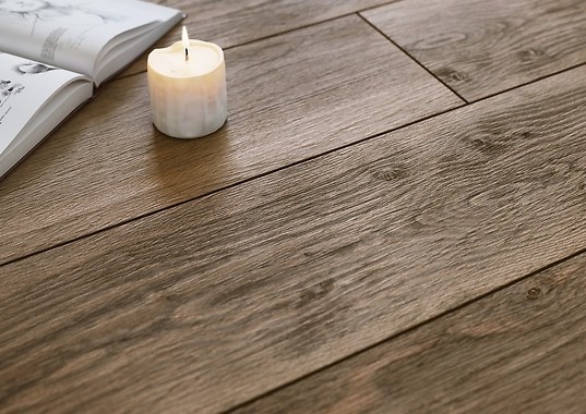 Dąb sonoma we wnętrzu - z jakimi dekorami stworzy estetyczne połączenie?