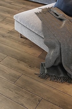 Dąb sonoma we wnętrzu - z jakimi dekorami stworzy estetyczne połączenie?