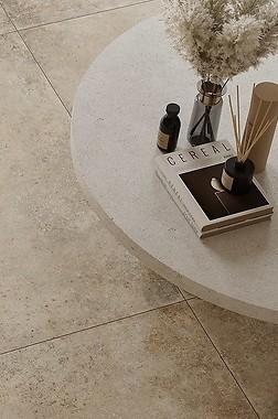 Płytki w salonie - mat czy połysk?