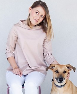 Minimalistyczno-eklektyczny salon w domu w lesie według Simplicite