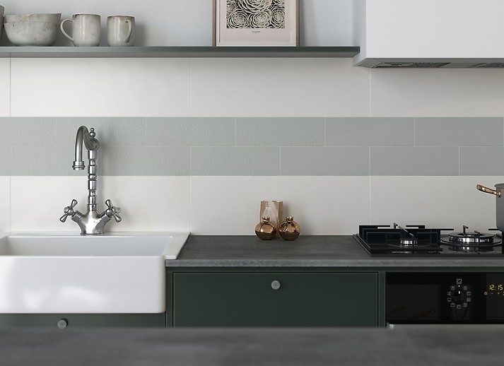 płytki między szafkami w kuchni