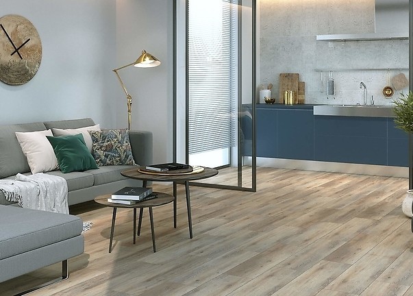 płytki drewnopodobne w aneksie i salonie