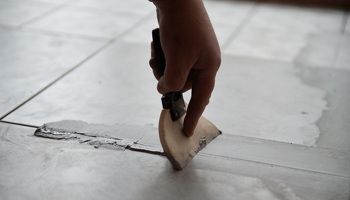 jak fugować płytki