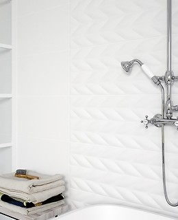 Gładkie i strukturalne płytki w kolorze białym z kolekcji French Braid