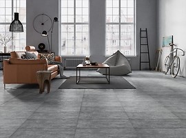 Szare płytki imitujące beton na podłodze w salonie - nowoczesny salon - PIETRA GREY