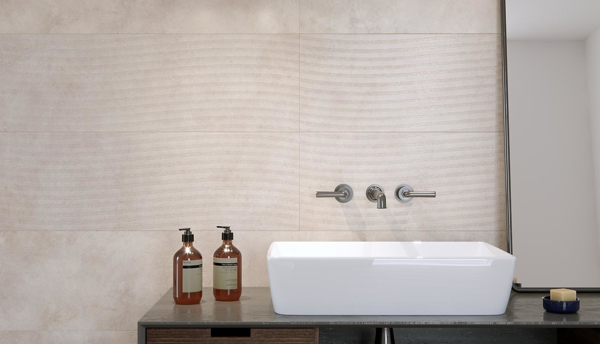 Kremowe płytki kamienne - fale - na ścianie w łazience - HONEY STONE