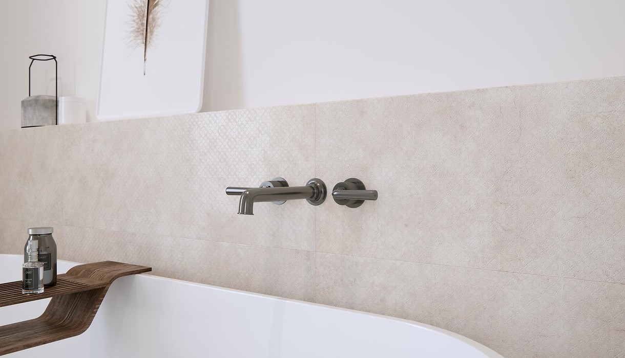 Jasne beżowe płytki imitujące kamień w łazience - HONEY STONE