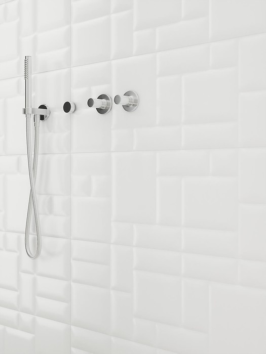Biała glazura, białe płytki pikowane na ścianie w łazience pod prysznicem - ...