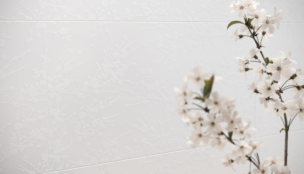 Biała glazura w kwiaty na ścianie w łazience - FARISA